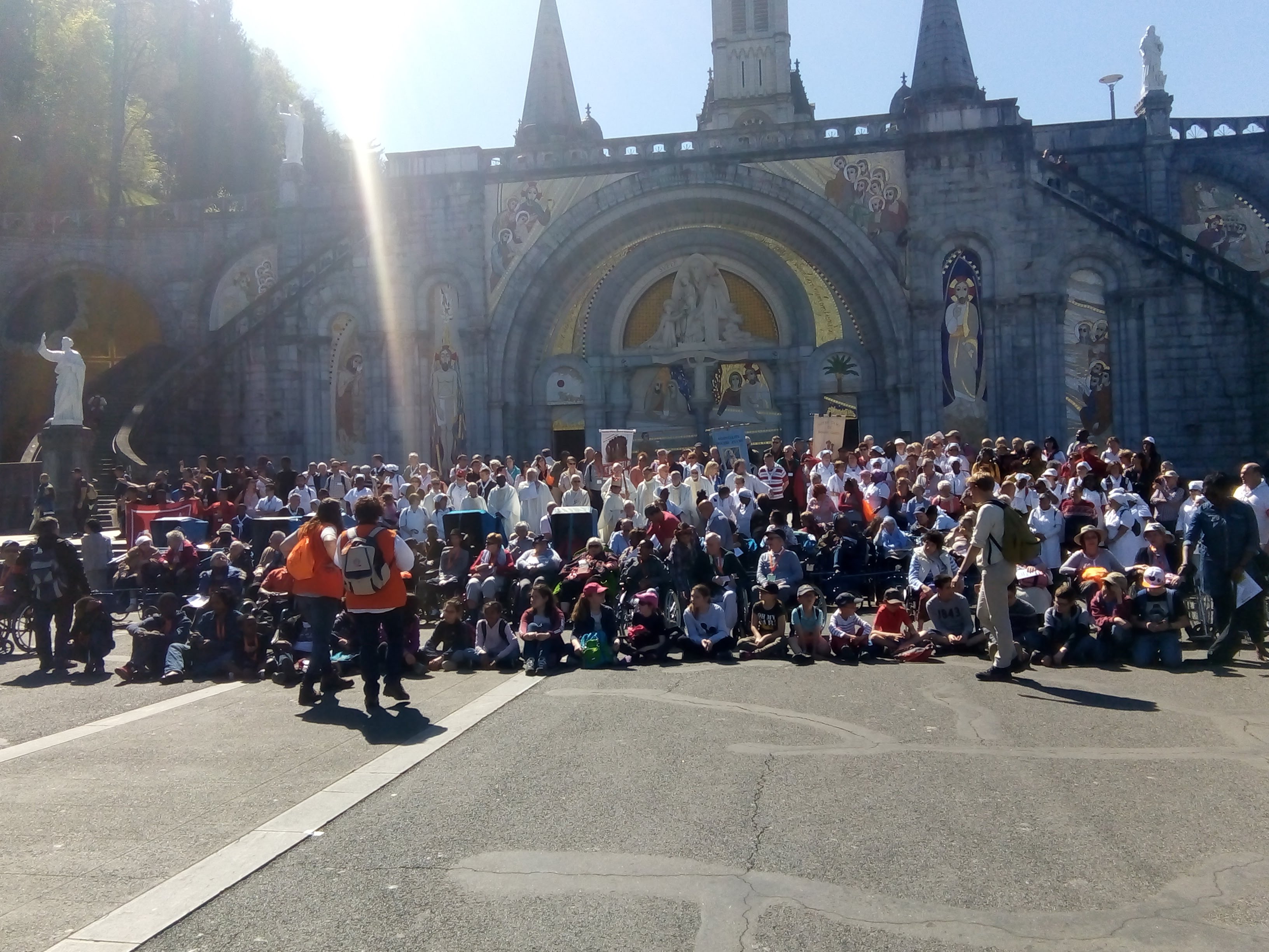 Préparation de la photo Hospitalité Evry devant la Basilique du Rosaire à Lourdes lors du pèlerinage d'avril 2018
