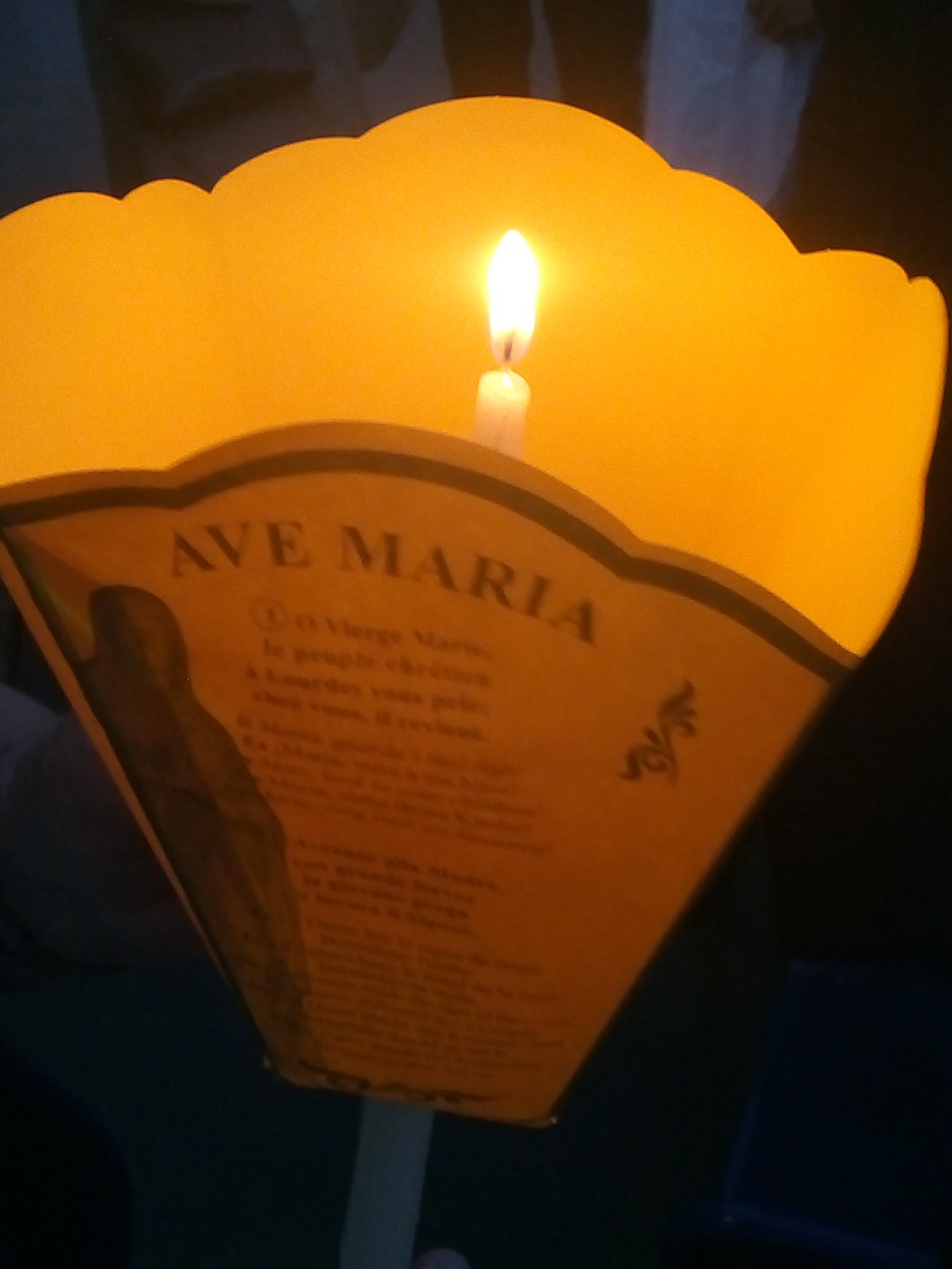 Flambeau allumé Hospitalité Evry pour la Procession Mariale d'avril 2018