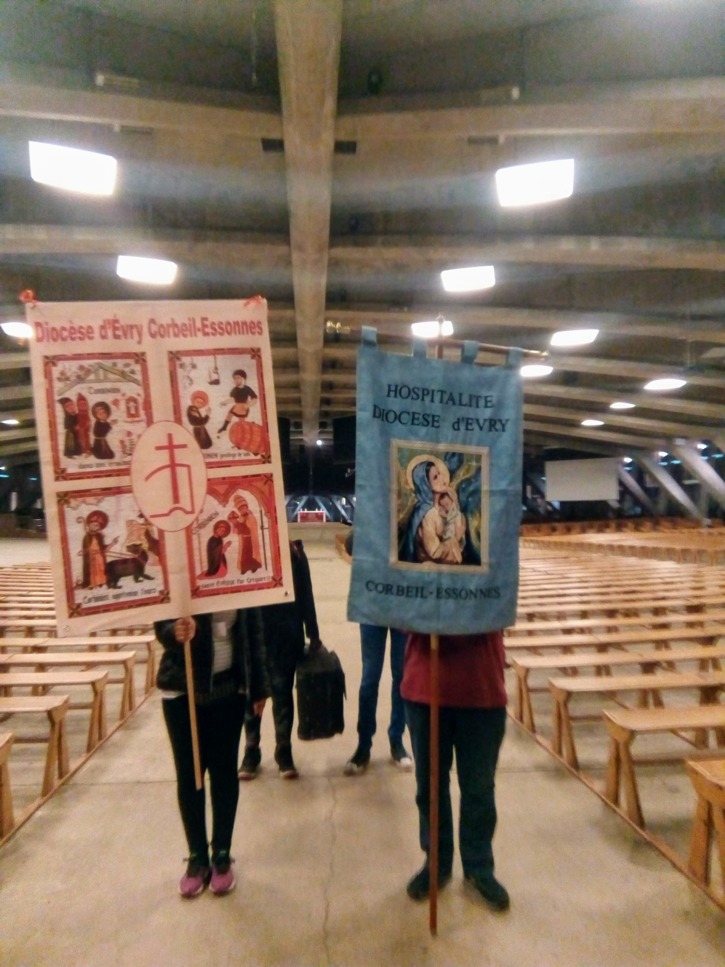 Bannières du diocèse et de l'Hospitalité d'Evry, à Pie X, lors de la messe d'accueil du pèlerinage d'avril 2020