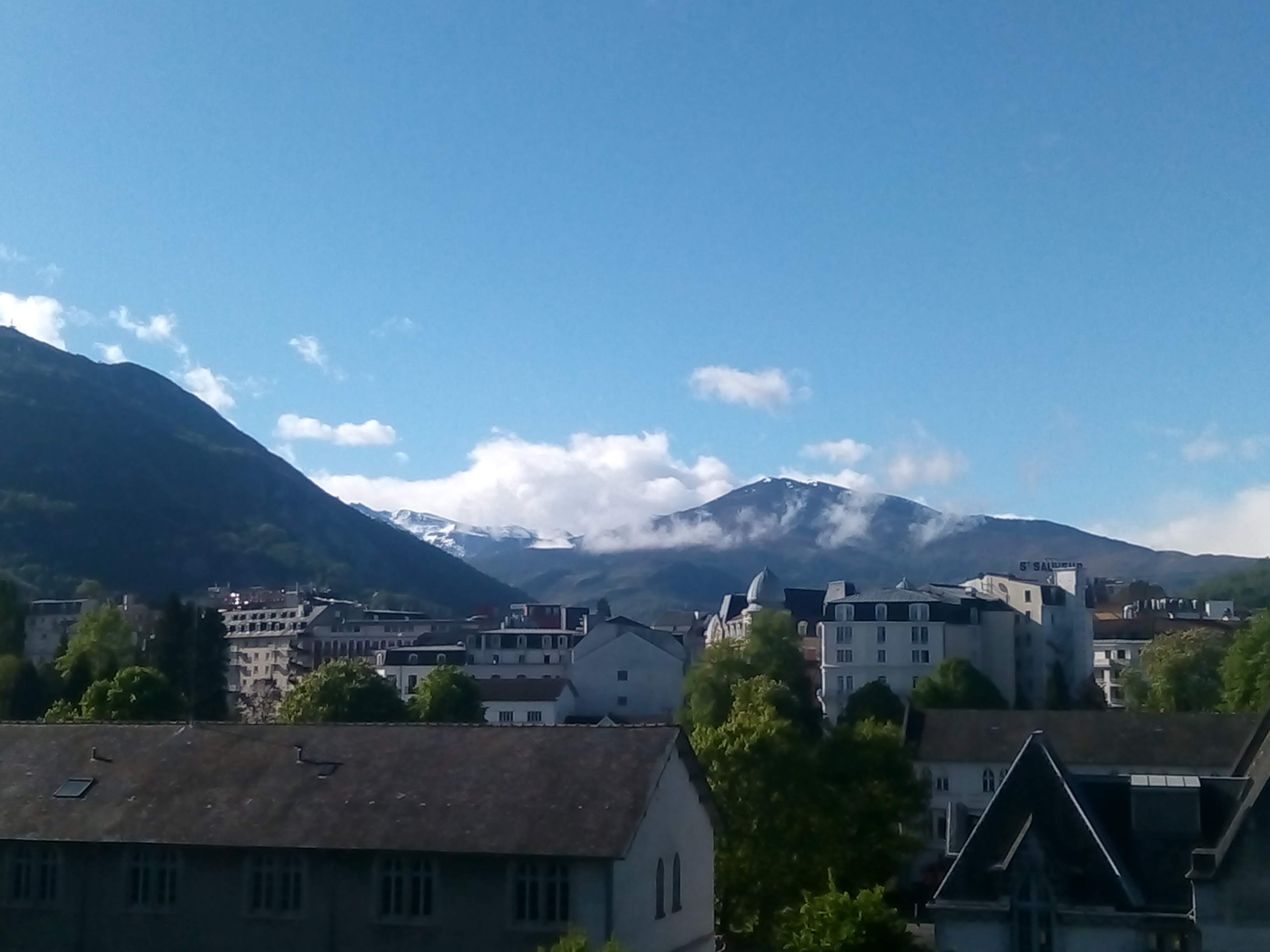 Vue sur les Pyrénées en remontant à la Gare de Lourdes, Hospitalité d'Evry avril 2019